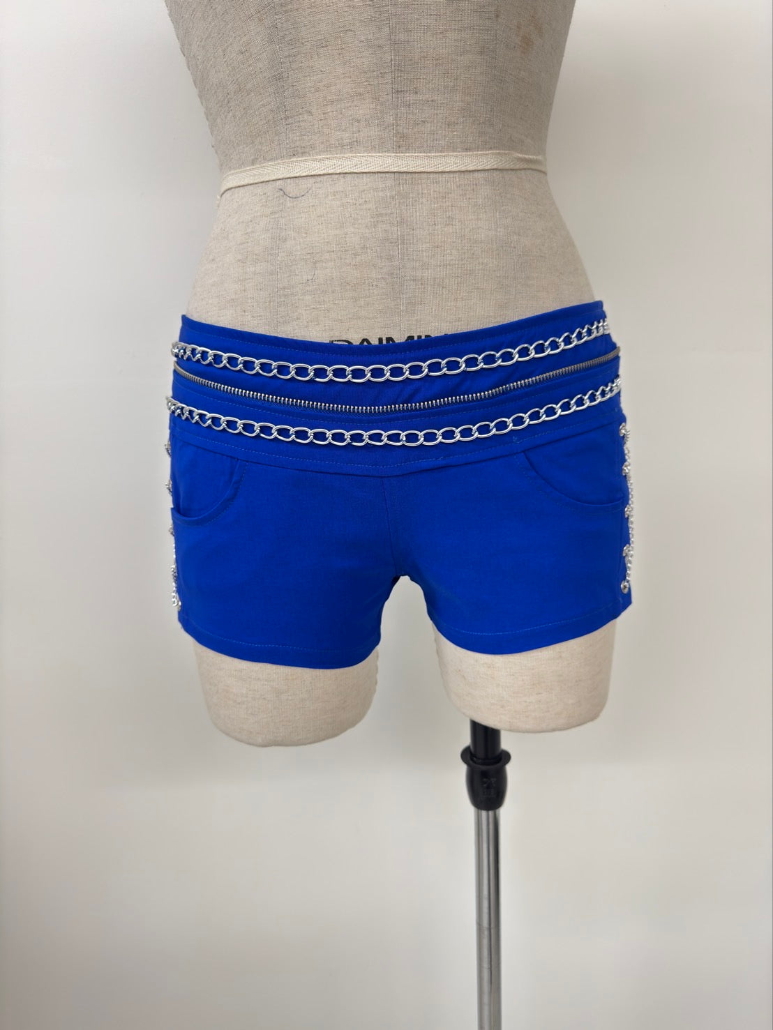 CHAIN DETAIL SHORTS