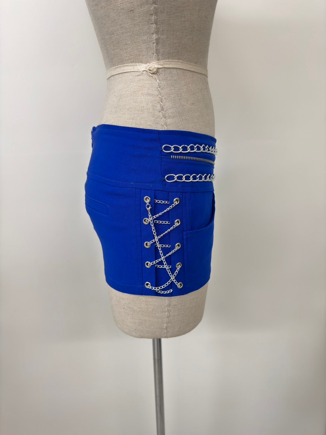 CHAIN DETAIL SHORTS